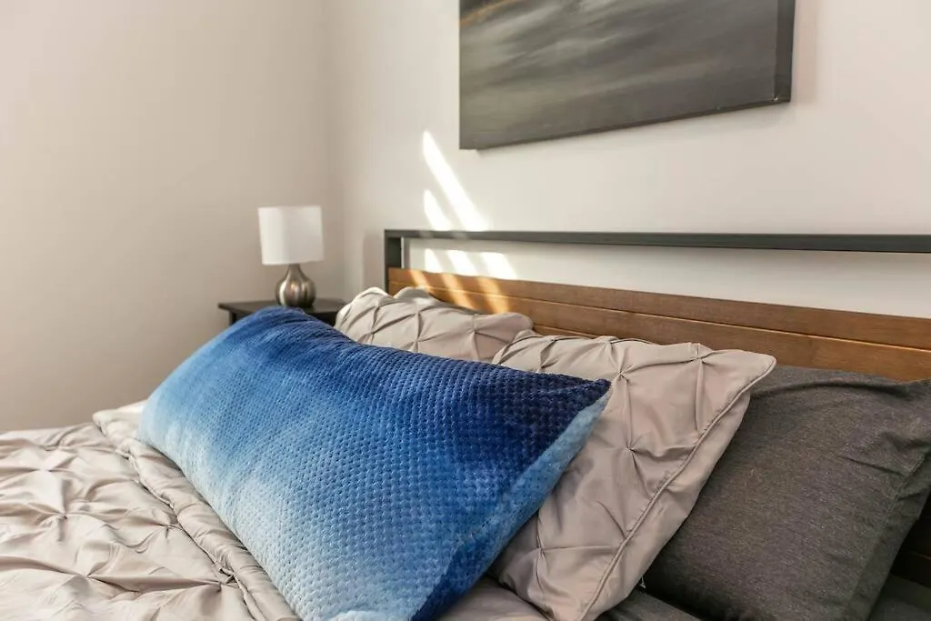 Spacious 2Bedroom Free Parking King Bed Close To Dt Edmonton Canada